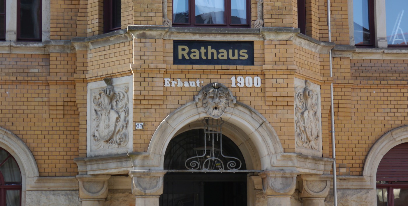 Eingangsportal des Stötteritzer Rathauses