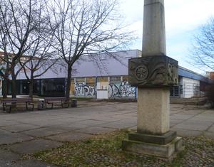 Stele für alten Handelsweg Alte Salzstraße. Dahinter befindet sich die ehemalige Wohngebietsgaststätte, Foto: Evelin Müller, 2015 Stele für alten Handelsweg Alte Salzstraße. Dahinter befindet sich die ehemalige Wohngebietsgaststätte