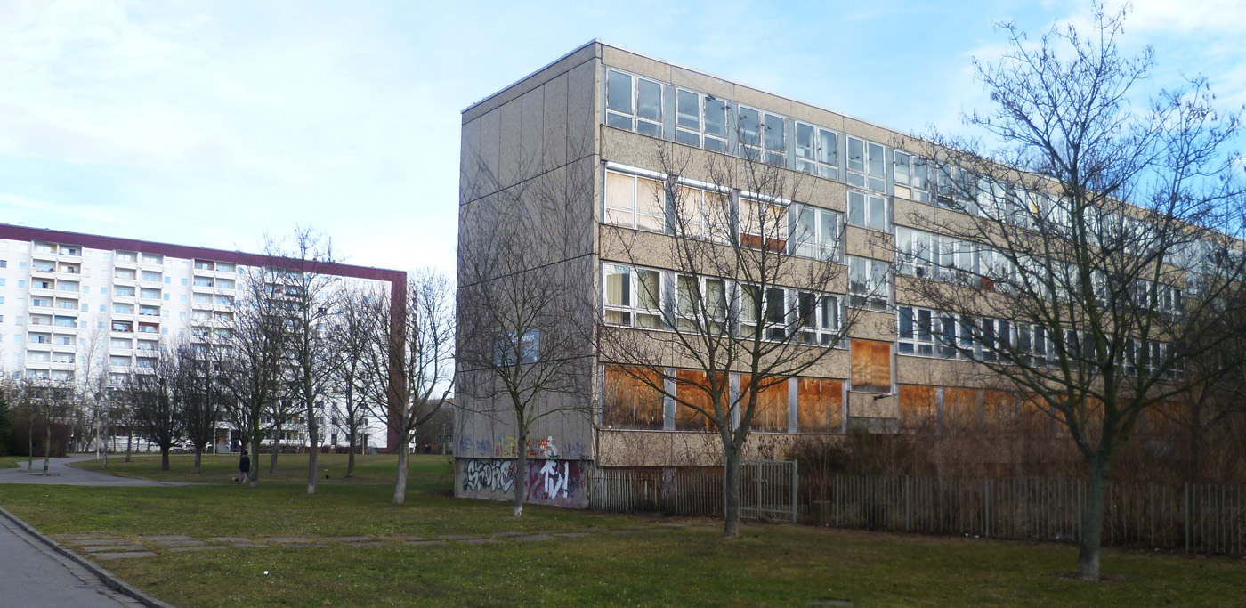 Ehemaliges Ratzelgymnasium im Vordergrund, dahinter befindet sich der o.g. Elfgeschosser, Foto: Evelin Müller, 2015 Ehemaliges Ratzelgymnasium im Vordergrund, dahinter befindet sich der o.g. Elfgeschosser
