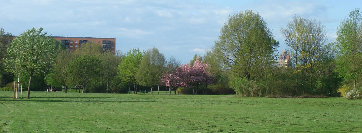 Naherholungsgebiet Lößnig-Dölitz mit Blick auf das Völkerschlachtdenkmal, Foto: Romana Schwarz, 2015 Naherholungsgebiet Lößnig-Dölitz mit Blick auf das Völkerschlachtdenkmal