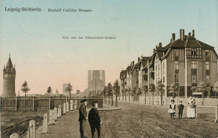 Leipzig-Stötteritz: Ludolf-Colditz-Straße; Blick nach dem Völkerschlacht-Denkmal, Ansichtskarte um 1910, IfL: PKL-Stoett006 Leipzig-Stötteritz: Ludolf-Colditz-Straße; Blick nach dem Völkerschlacht-Denkmal, Ansichtskarte um 1910