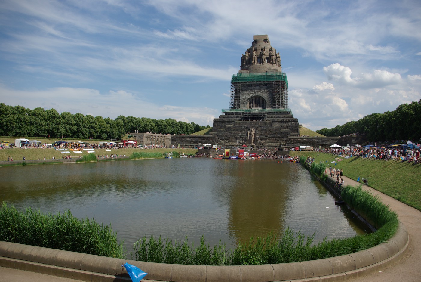 Völkerschlachtdenkmal mit "See der Tränen". Mit wenig Gespür für den Symbolgehalt findet hier jedes Jahr ein "Badewannenrennen" statt
