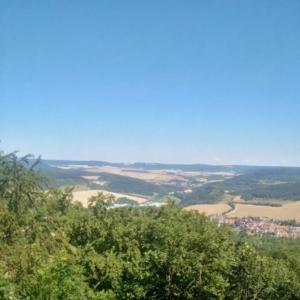 Blick vom Hülfensberg (Dr.-Konrad-Martin-Kreuz) über Geismar in das Tal der Rosoppe