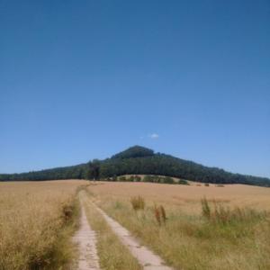 Der Schloßberg, Blick vom Kolonnenweg