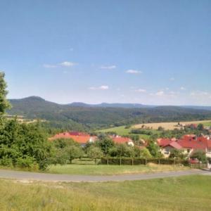 Aussicht vom „Kellscher Blick“ auf Schloßberg, Hülfensberg und Westerwald