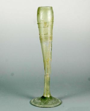 Stangenglas, rekonstruiert aus Gefäßresten von der Abwurfhalde der Glashütte Volsbach