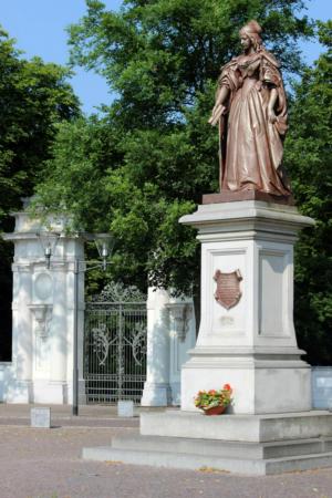 Abb. 3: Louise-Henriette-Denkmal