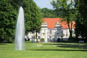 Abb. 7: Schlossparkteich und historisches Schlosspark-Portal