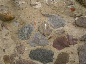 Abb. 22: Die Geschiebezwillinge rechts oberhalb und links unterhalb des Steines im Bildzentrum bestehen aus Stockholm-Granit.