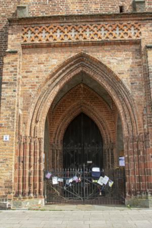 Abb. 17: Das Hauptportal der Kirche