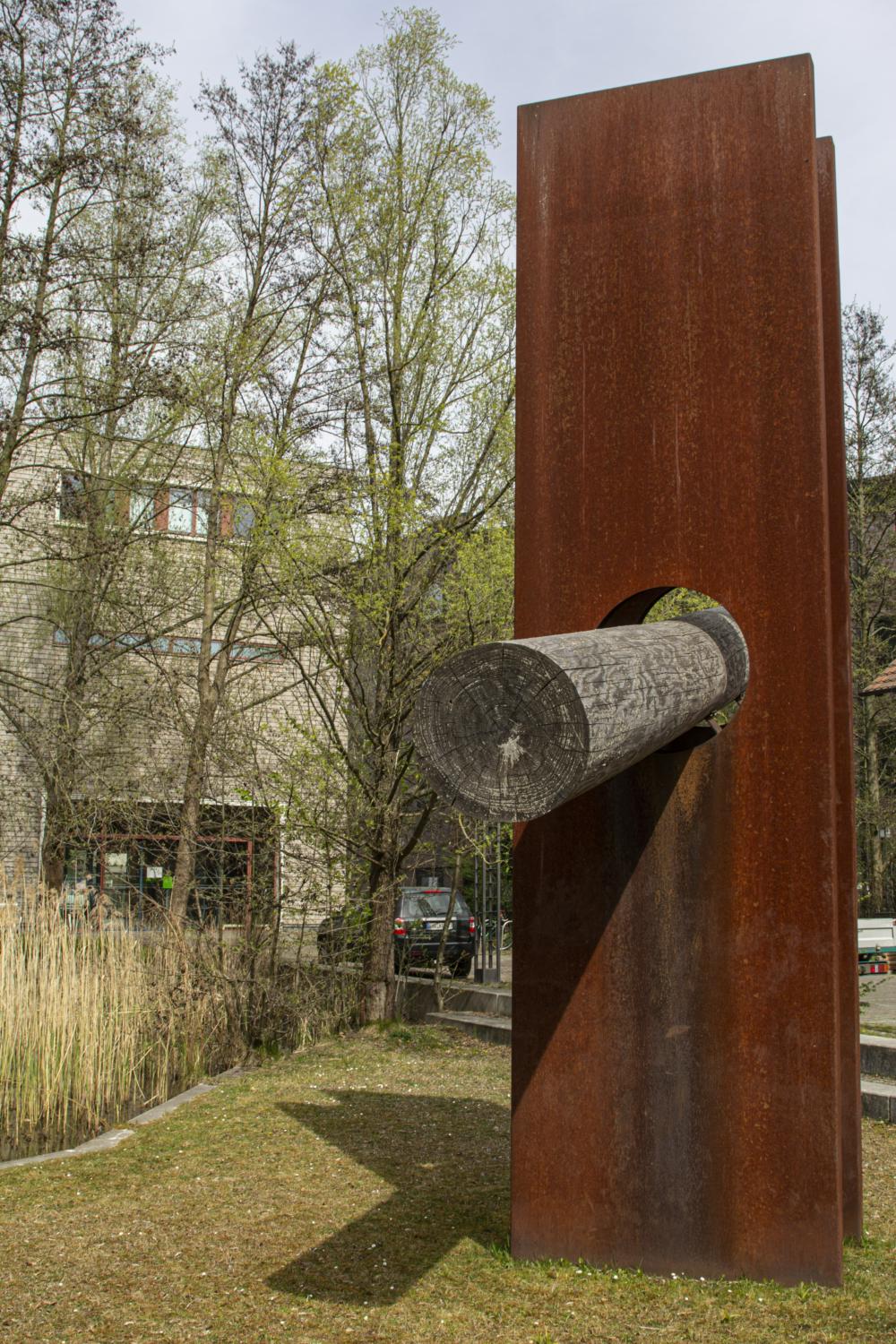 Abb. 12: Installation mit Baumstamm auf dem Campus