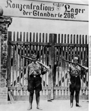Abb. 1: Eingangstor des KZ Oranienburg, Propagandafoto, um 1933