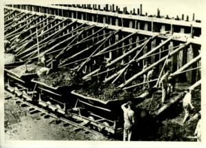 Abb. 7: Häftlinge beim Bau des Hafenbeckens, SS-Propagandafoto, um 1939