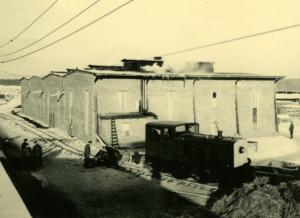 Abb. 9: Diesellok auf dem Gelände des Steinbearbeitungswerks, um 1943 / 44