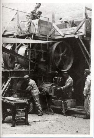 Abb. 6: Ziegelpresse im Klinkerwerk, SS-Propagandafoto, 1940