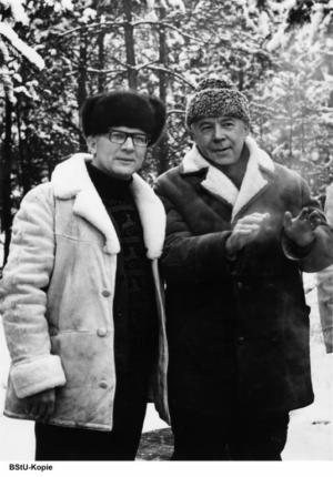 Abb. 23: Erich Honecker mit dem sowjetischen Botschafter Pjotr Abrassimow während eines Jagdausflugs in den 1970er Jahren