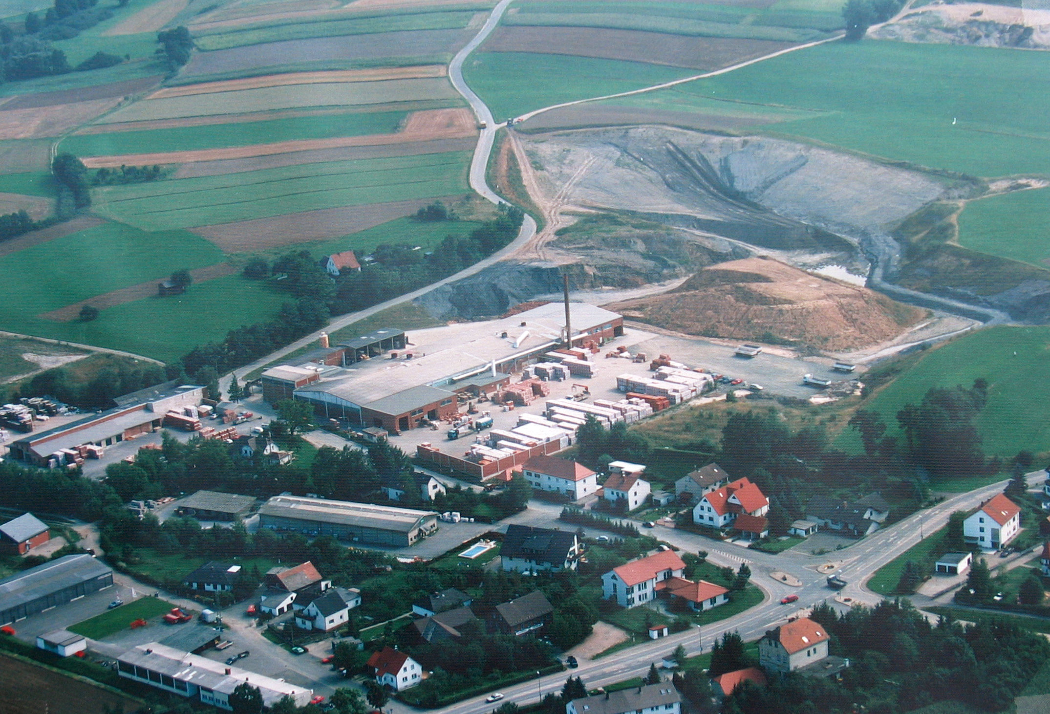Abb. 5: Schrägluftbild der Tongrube Mistelgau mit Ziegelei und Schornstein aus dem Jahr 1994
