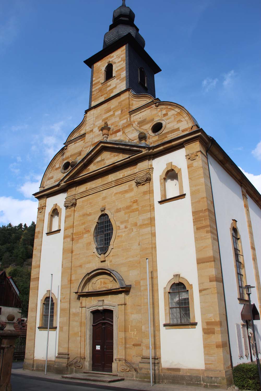 Abb. 15b: Fassade der Pfarrkirche