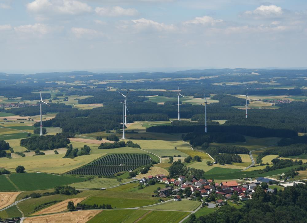 Abb. 8: Der Windpark Kasendorf-Weismain mit seinen sieben Windkraftanlagen, vorne rechts liegt der Ort Zultenberg
