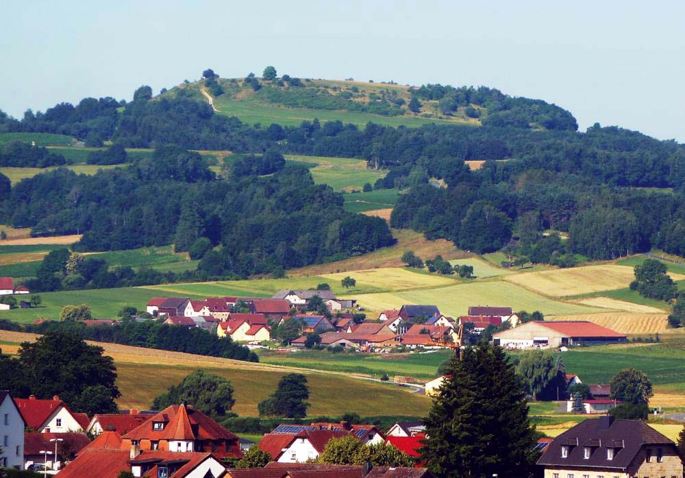 Abb. 1: Blick über Mistelgau und Gollenbach zum Zeugenberg der Neubürg