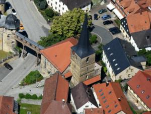 Abb. 38: Die Pfarrkirche von Thurnau ist mit einer Holzbrücke zum benachbarten Schloss verbunden.