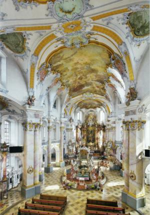 Abb. 45: Inneres der Basilika Vierzehnheiligen mit Blick zum Altar: In der Mitte des Bildes ist der mächtige Baldachin erkennbar, der den Ort der Erscheinung repräsentiert.