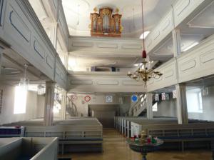 Abb. 12: Susannakirche Plech: frühklassizistischer Gebetsraum mit Flachdecke und Rahmenstuck