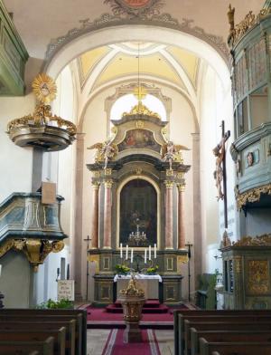 Abb. 16: Pfarrkirche Betzenstein: Blick zum Altar und zur Kanzel (l.)