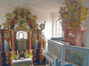 Abb. 31: Kapelleninneres mit Kanzelaltar, Orgel und umlaufender Empore