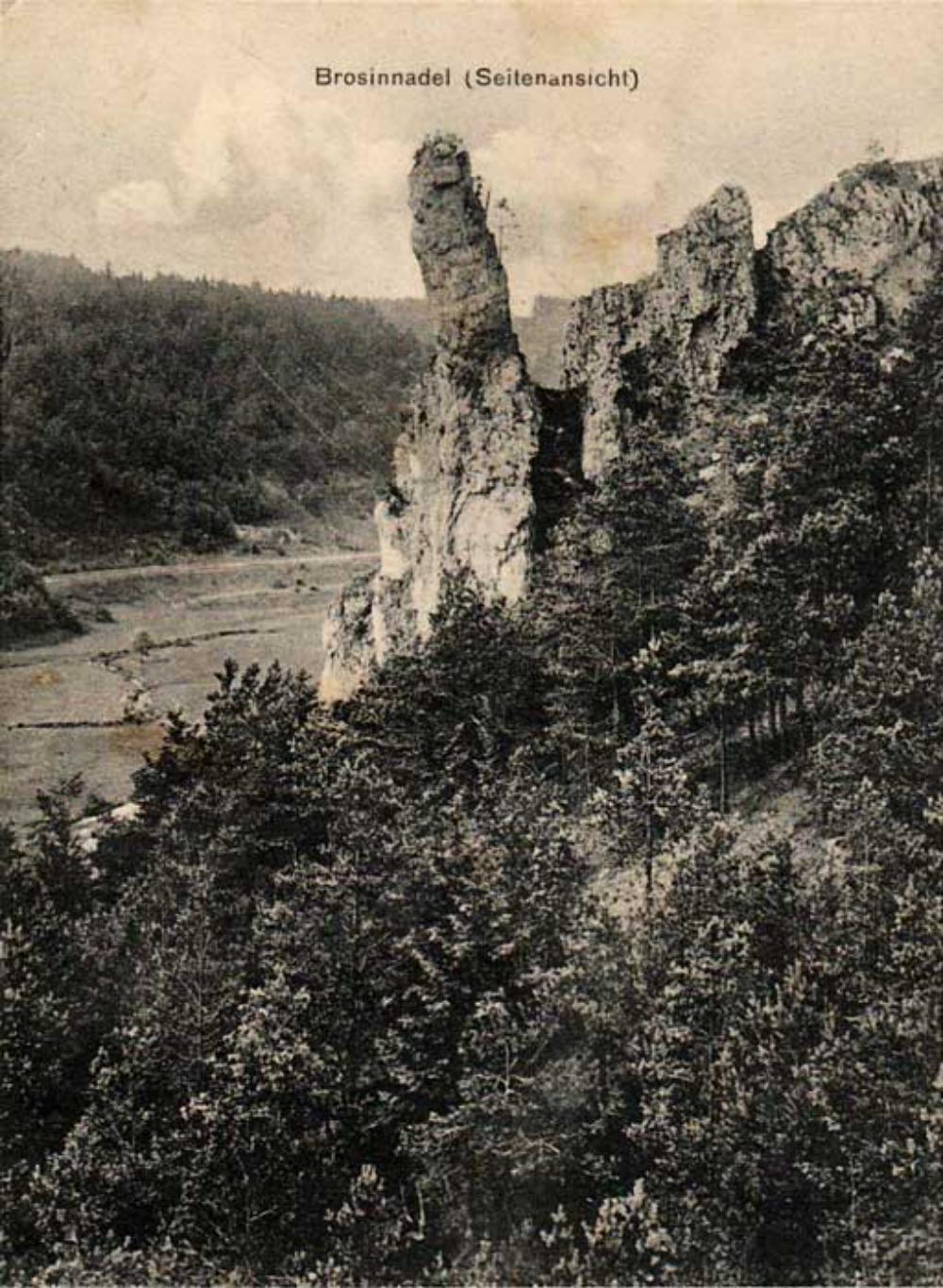 Abb. 1: Die Brosinnadel im Lehenhammertal, benannt nach ihrem Erstbesteiger Fritz Brosin, im Jahr 1910. Auf dem Gipfel des Felsens befindet sich eine Personengruppe.