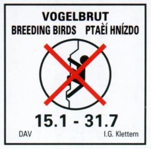 Abb. 12: Hinweisschild für ein zeitlich befristetes Kletterverbot wegen Vogelbrutplätzen