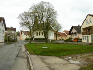 Abb. 7: Bojendorf (Landkreis Bamberg): Die ehemalige Hüle besteht nicht mehr. Anhand der Zapfstelle für Löschwasser ist zu erkennen, dass an ihrem Platz heute eine bedeckte Zisterne entstanden ist.