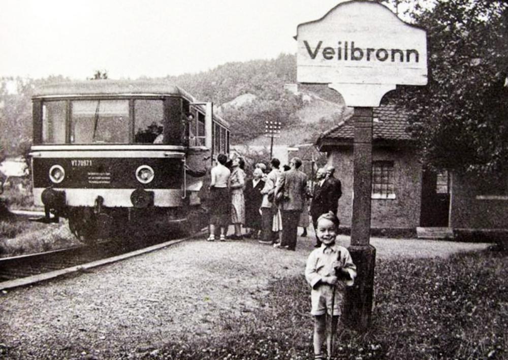Abb. 6: Am Haltepunkt Veilbronn steigen Ausflügler in den Zug ein, Aufnahme aus den 1950er Jahren