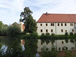 Abb. 1: Barockschloss (li) und Altes Schloss in Hof spiegeln sich im Wal.