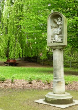 Abb. 7: Gedenksäule im Ragewitzer Park.