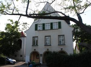 Gemeindehaus mit Glockenturm
