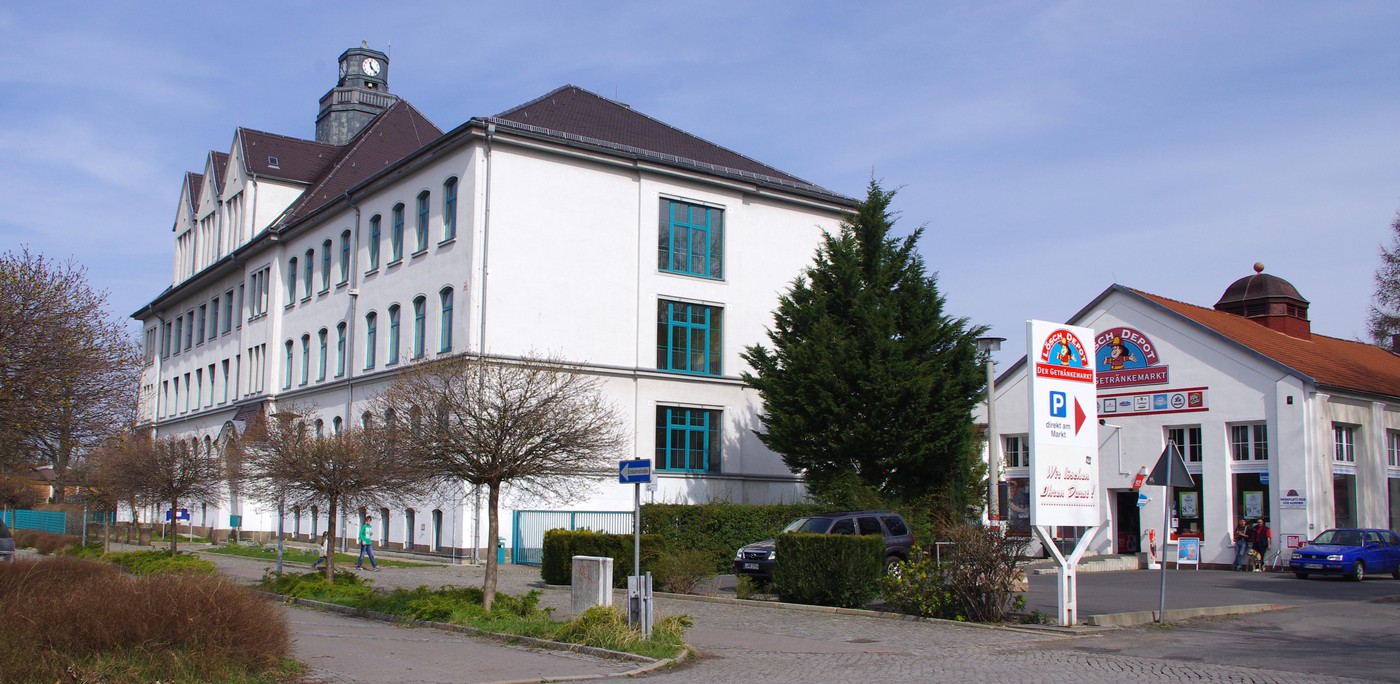 Gymnasium Engelsdorf mit der ehemaligen Turnhalle