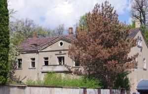 verwahrloster Vorgängerbau der Schule in der Jahnstraße