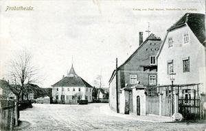 Probstheida: Blick aus der Russenstraße auf den Anger, in der Bildmitte ist die alte Schule zu sehen, dahinter der Kirchturm, Ansichtskarte um 1927