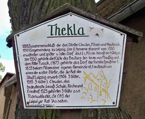 Tafel mit der Geschichtes des Dorfes Thekla