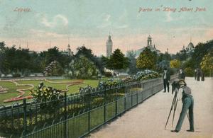 Partie im König Albert Park mit Blick auf das Leipziger Stadtzentrum, Ansichtskarte um 1907