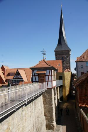 Westerturm mit mittelalterlicher Stadtbefestigung