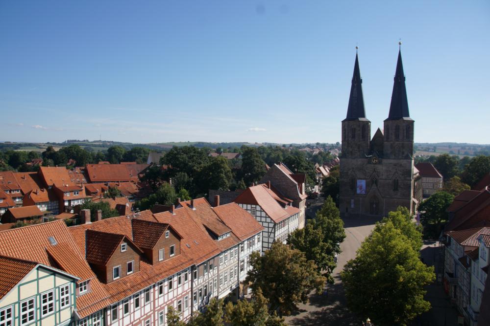 Blick vom Turm des Historischen Rathauses auf die katholische Pfarrkirche St. Cyriakus