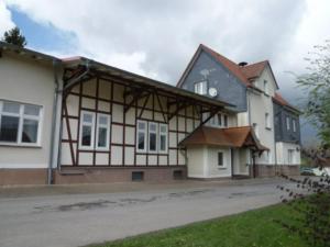 Aus dem ehemaligen Empfangsgebäude des Bahnhofes entstand nach 1990 ein Dorfgemeinschaftshaus