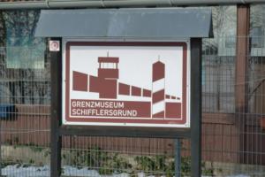 Hinweisschild „Grenzmuseum Schifflersgrund“