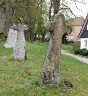 In Küllstedt stehen am Hang bei der Straße An der Trift drei Steinkreuze, wobei ein Kreuz nur noch als vierkantiger Stumpf erhalten ist. Die als Bonifatiuskreuze bezeichneten Kleindenkmale weisen eine gotische Kreuzform auf
