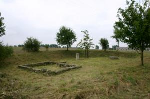 Am originalen Standort erhaltene Reste eines Hauses und eines Brunnens