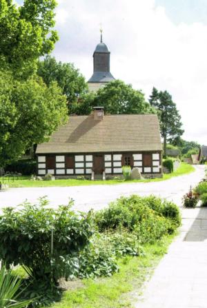 Abb. 19: Querhaus in Hohenfinow, dahinter die Kirche