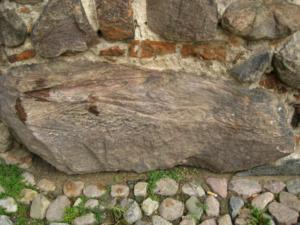 Abb. 2: Jotnischer Sandstein (2. Beispiel) in der Stadtmauer am Fundament des Hungerturmes. Man erkennt hier sehr gut die Schichtung (trogförmige Schrägschichtung) des Gesteins. Der Findling liegt mit ähnlicher Ausrichtung in der Stadtmauer wie original im Gesteinsverband.