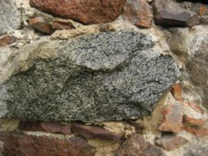 Abb. 23: Ein Uppsala-Granit in der Turmmauer am Steintor. Da die Quarze hier nicht blau gefärbt sind, kann es sich auch um einen Granit aus anderen Herkunftsgebieten handeln. Dennoch ist die Herkunft aus Uppland am wahrscheinlichsten.